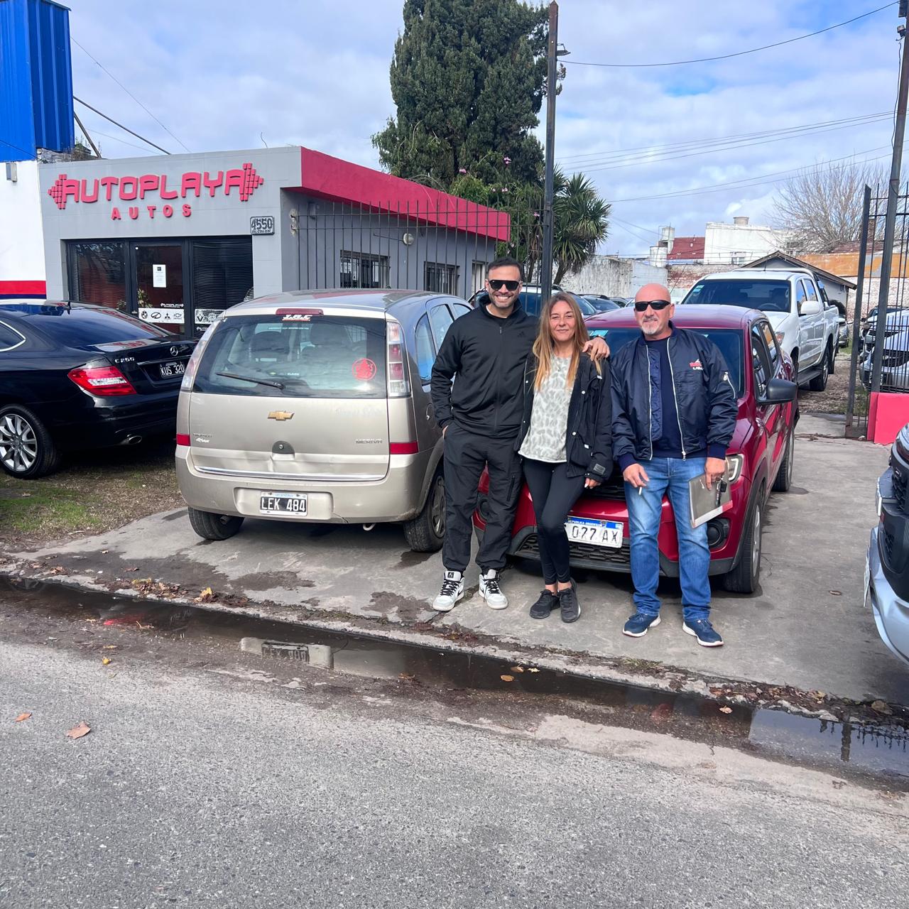 Cliente de Autoplaya retirando su vehículo