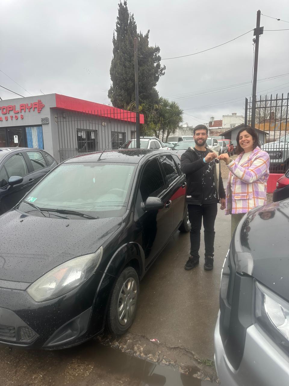 Cliente de Autoplaya retirando su vehículo