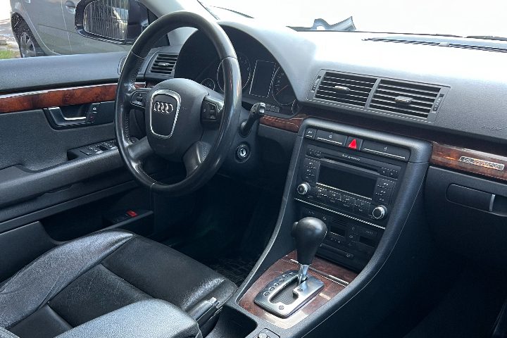Audi A4 3.2 V6 FSI Quattro Tiptronic — Interior