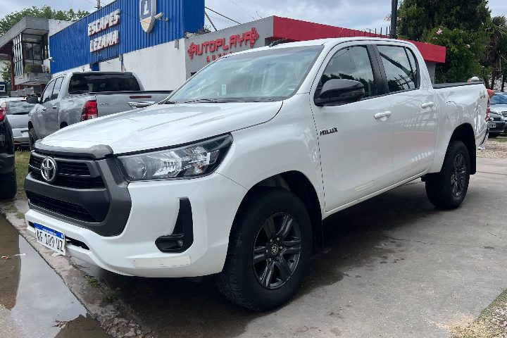 Toyota Hilux Sr 2.8 tdi — Costado