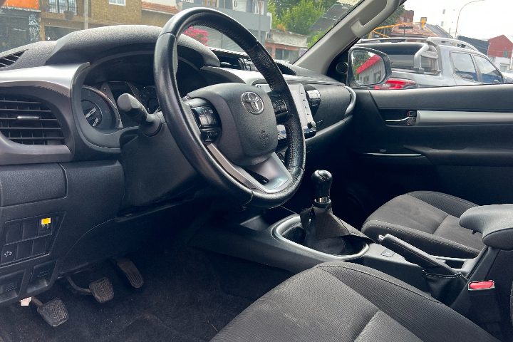 Toyota Hilux Sr 2.8 tdi — Interior