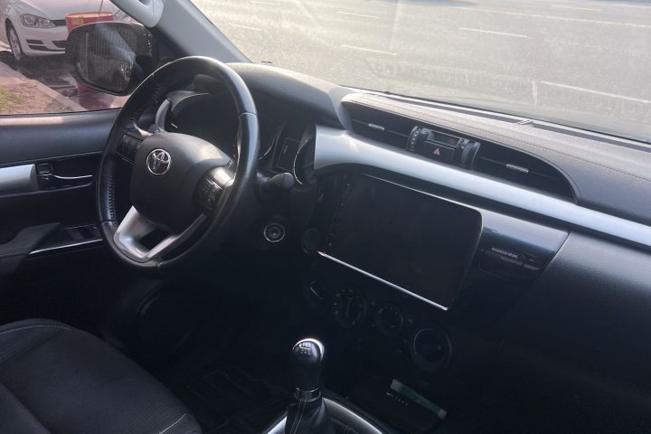 Toyota Hilux Pick-Up 2.8 Cd Sr — Interior