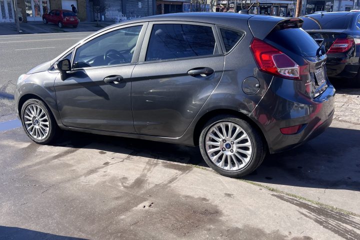 Ford Fiesta Kinetic Se Plus — Costado