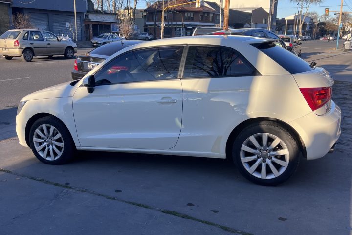 Audi A1 Ambition Tfsi Stronic — Costado