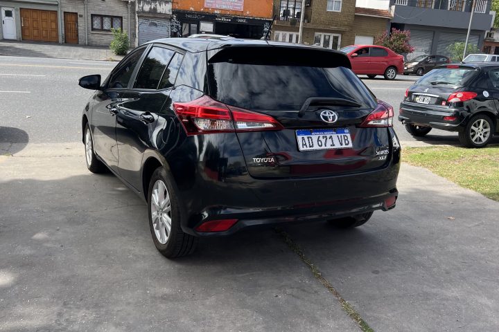 Toyota Yaris Xls — Costado