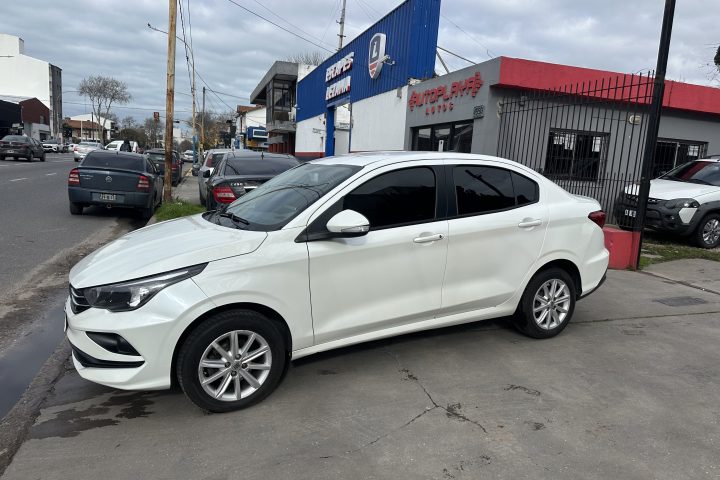Fiat Cronos Drive Mt — Costado