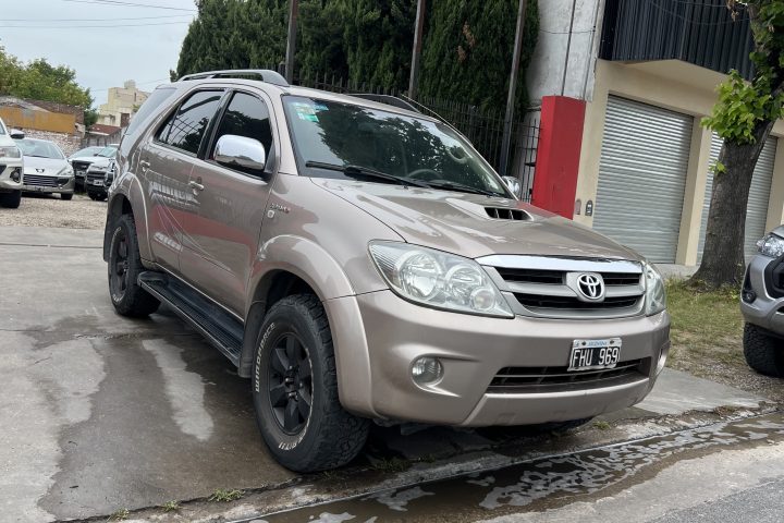Toyota Hilux SW4 Srv Cuero At 4X4 — Costado